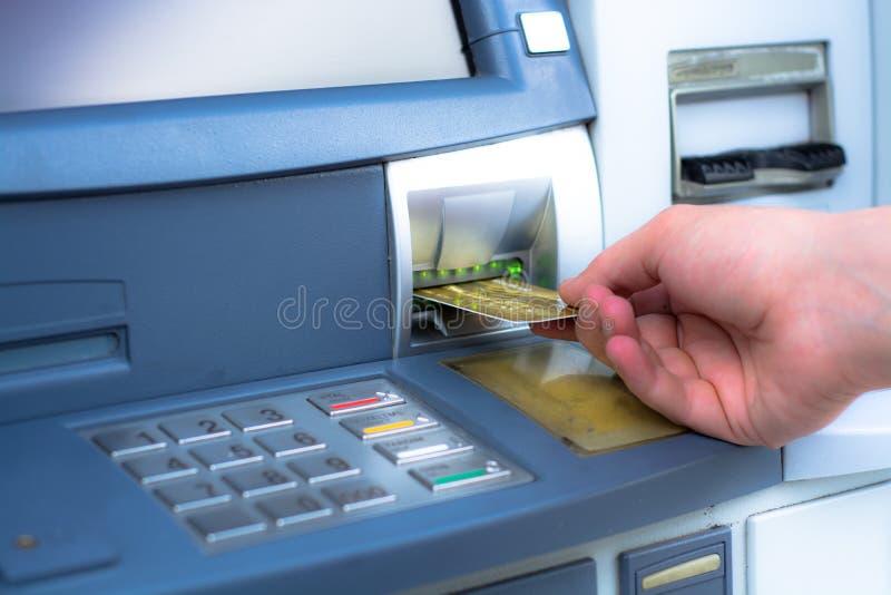 Wycofuje pieniądze od ATM zdjęcia stock Wycofuje pieniądze od ATM zdjęcia stock