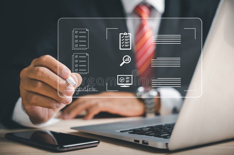 Wydajny biznesmen zarządzania dokumentami używa pióra do podpisywania dokumentów elektronicznych na ekranie wirtualnym obrazy royalty free