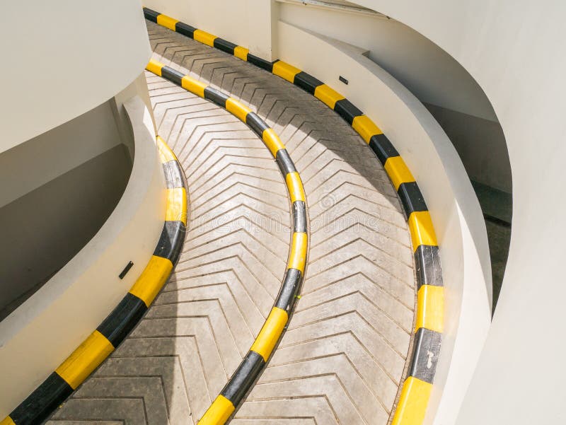 Wyginający się rampa Podziemny parking z Żółtą czerni linią obrazy stock Wyginający się rampa Podziemny parking z Żółtą czerni linią obrazy stock