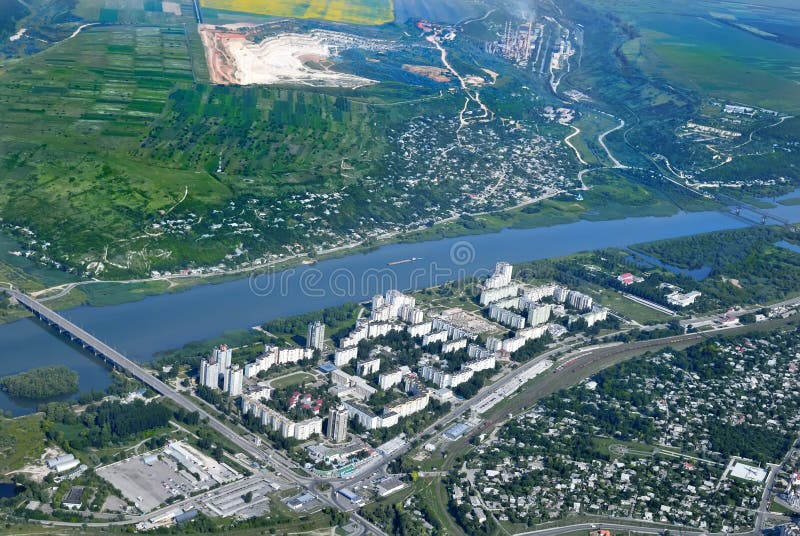Wygodny mały nowożytny miasto na brzeg rzeki Airview zdjęcie stock Wygodny mały nowożytny miasto na brzeg rzeki Airview zdjęcie stock