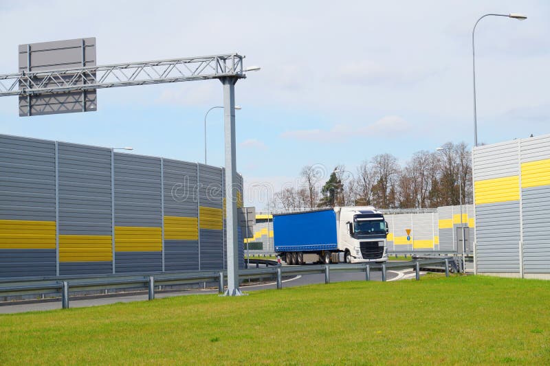 Wyjście od autostrady miejsce spoczynku Teren jest surrounde zdjęcia stock Wyjście od autostrady miejsce spoczynku Teren jest surrounde zdjęcia stock