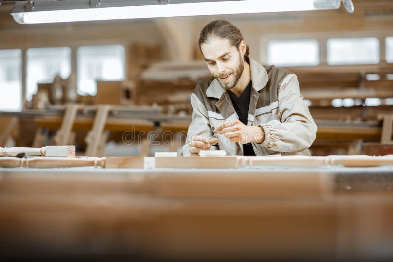 Wykończenie wyrobów drewnianych przy produkcji obrazy stock