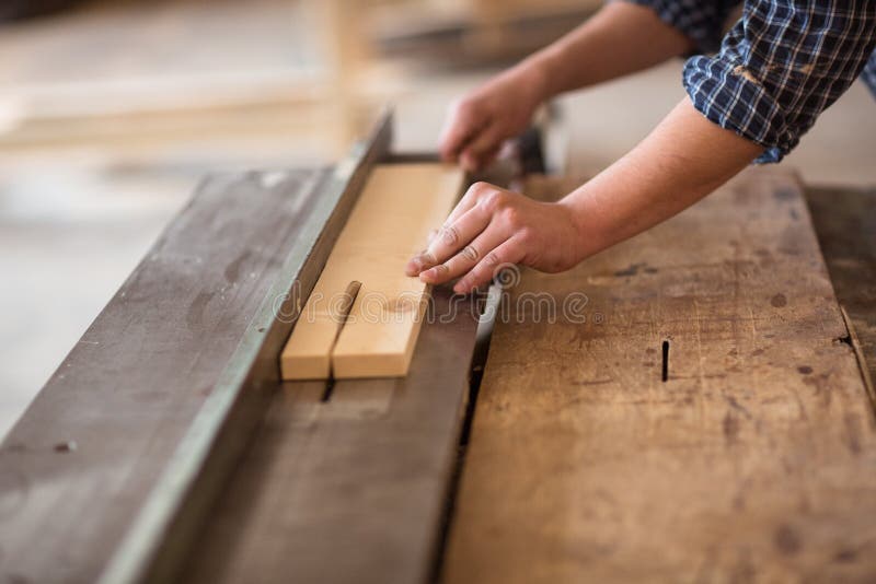 Wykwalifikowany cieśla pracuje w jego woodwork warsztacie, używać circ zdjęcie royalty free Wykwalifikowany cieśla pracuje w jego woodwork warsztacie, używać circ zdjęcie royalty free