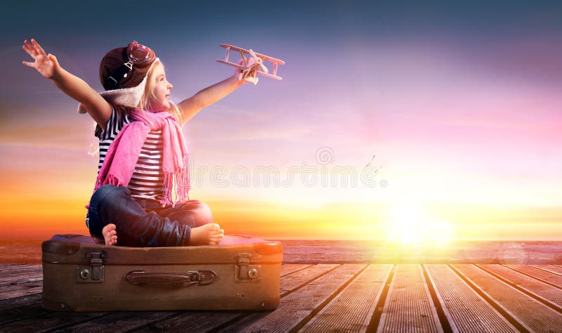 Wymarzona podróż - mała dziewczynka Na rocznik walizce