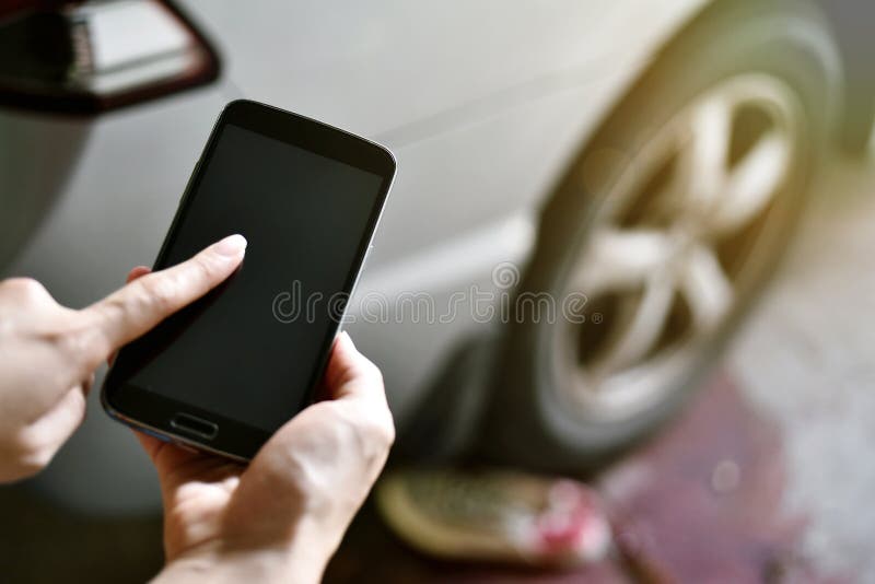 Wypadek na drodze, kierowca usługa zdrowotnej wywoławcza przeciwawaryjna karetka po kraksy samochodowej obrazy royalty free Wypadek na drodze, kierowca usługa zdrowotnej wywoławcza przeciwawaryjna karetka po kraksy samochodowej obrazy royalty free
