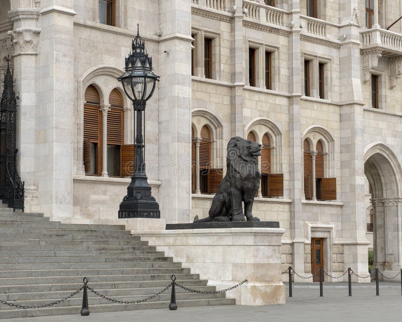 Wyprostowywa dwa Brązowej lew statuy flankuje Wschodniego wejście Węgierski parlamentu budynek, Budapest zdjęcie royalty free Wyprostowywa dwa Brązowej lew statuy flankuje Wschodniego wejście Węgierski parlamentu budynek, Budapest zdjęcie royalty free