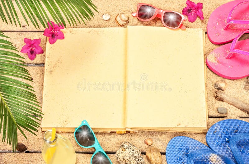 Wyrzucać na brzeg, drzewko palmowe liście, puste miejsce książka, piasek, okulary przeciwsłoneczni i trzepnięcie klapy