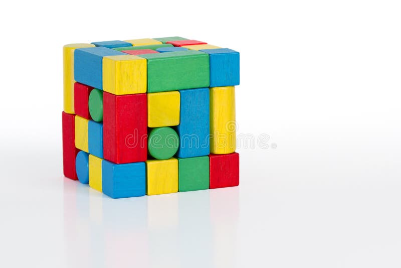 Wyrzynarki łamigłówki sześcianu zabawka, multicolor drewniani kawałki, kolorowa gra obraz stock Wyrzynarki łamigłówki sześcianu zabawka, multicolor drewniani kawałki, kolorowa gra obraz stock