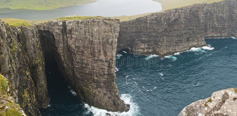 Wysoka faleza w Faroe wyspach