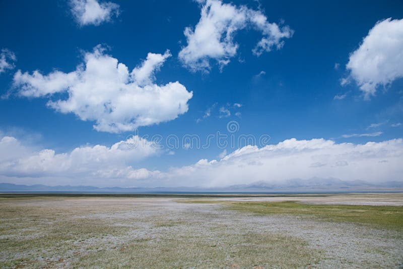 Wysoka góra syna Kula jeziorna dolina w wczesne lato czasie, Kyrgyzst fotografia royalty free
