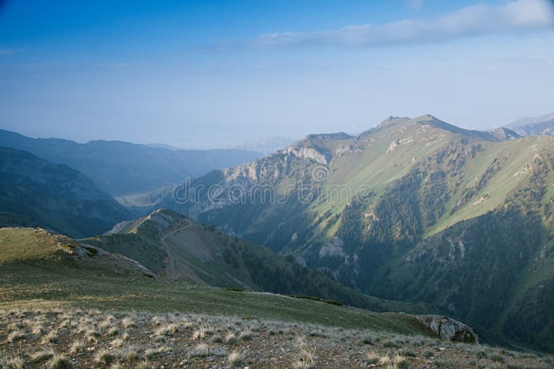 Wysoka góra syna Kula jeziorna dolina w wczesne lato czasie, Kyrgyzst obrazy royalty free