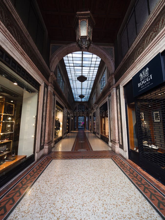 Wysoka moda przechuje w galerii w starym miasteczku Trento, Ital obraz stock Wysoka moda przechuje w galerii w starym miasteczku Trento, Ital obraz stock