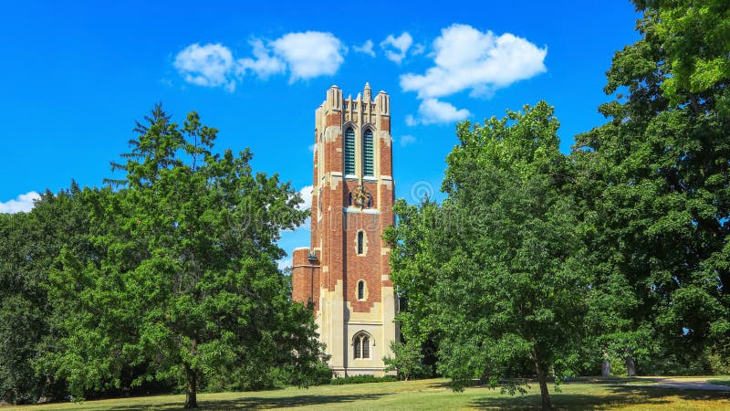 Wysoka wieża zegarowa na stanowym uniwersytecie michigan