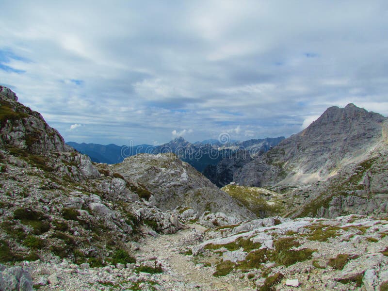 Wysoki alpejski krajobraz skalisty na kriskim podi