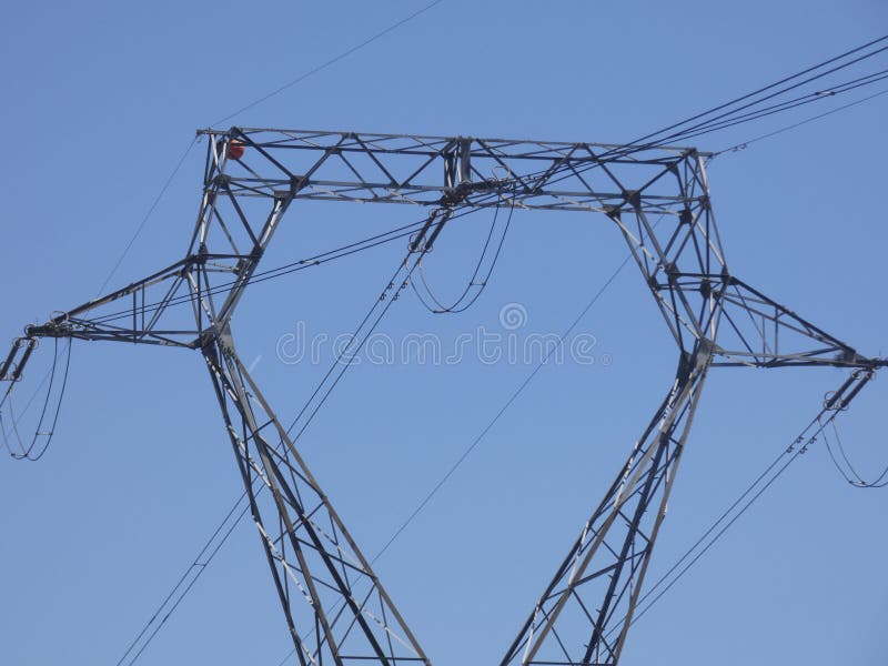 Wysoki woltażu wierza odtransportowywać elektryczność obrazy royalty free Wysoki woltażu wierza odtransportowywać elektryczność obrazy royalty free