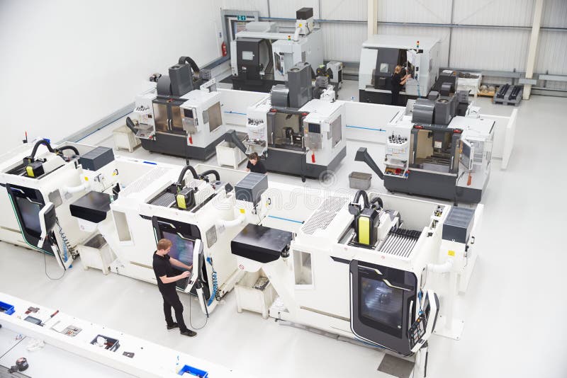 Wysokiego kąta widok inżynieria warsztat Z CNC maszynami obrazy stock