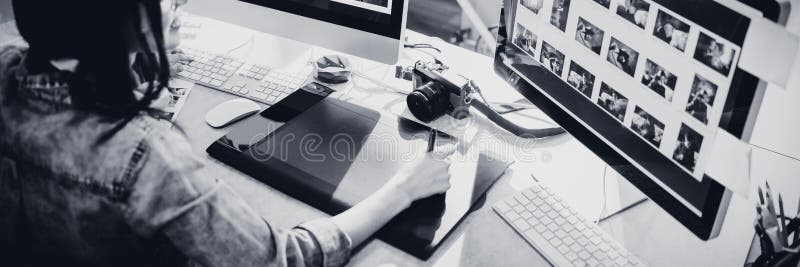 Wysokiego kąta widok projektant grafik komputerowych używa grafiki pastylkę obraz royalty free Wysokiego kąta widok projektant grafik komputerowych używa grafiki pastylkę obraz royalty free