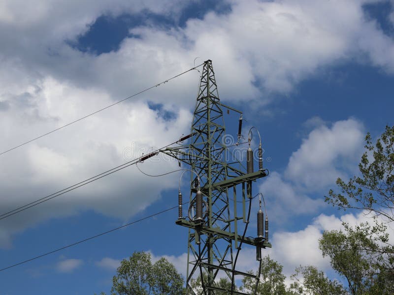 Wysokiego woltażu elektryczne linie krzyżują górkowatego mestnost Elektryczną stację w lecie pod otwartym niebem przemysł depeszu zdjęcie stock Wysokiego woltażu elektryczne linie krzyżują górkowatego mestnost Elektryczną stację w lecie pod otwartym niebem przemysł depeszu zdjęcie stock