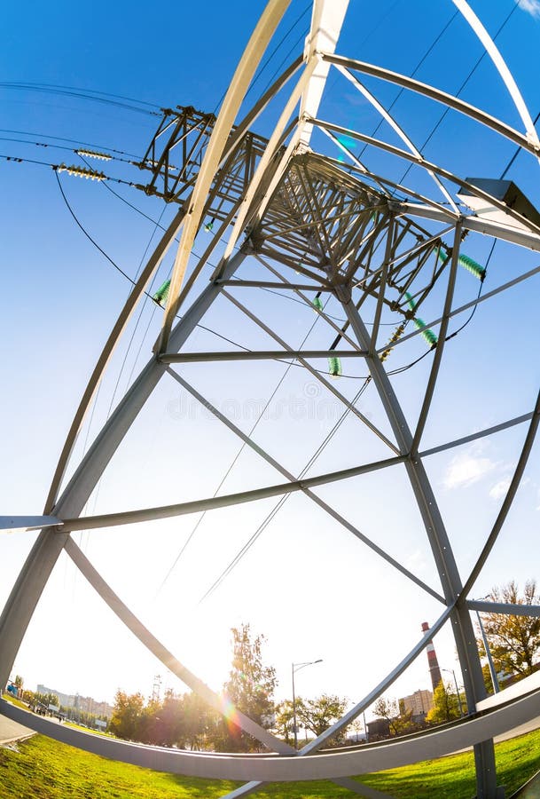 Wysokiego woltażu elektryczny wierza przeciw niebieskiemu niebu Władz transmis obraz royalty free Wysokiego woltażu elektryczny wierza przeciw niebieskiemu niebu Władz transmis obraz royalty free
