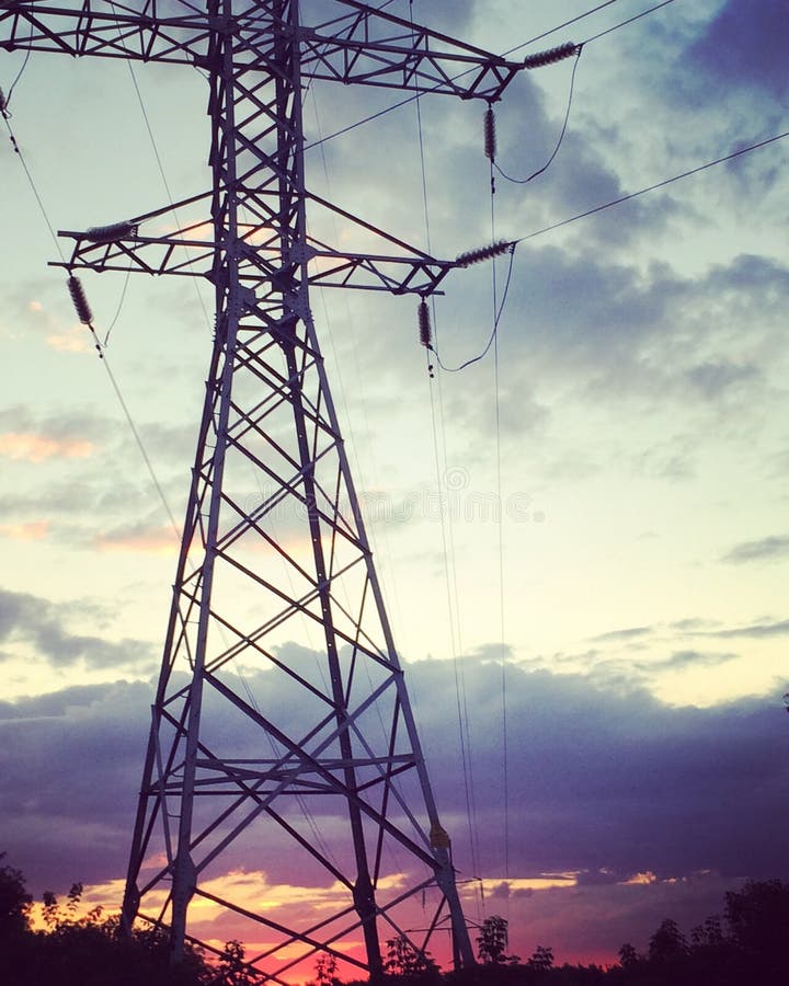 Wysokonapi?ciowe linie energetyczne przy zmierzchem Elektryczno?ci dystrybuci stacja fotografia stock Wysokonapi?ciowe linie energetyczne przy zmierzchem Elektryczno?ci dystrybuci stacja fotografia stock