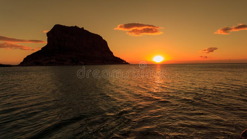 Wyspa monemvasia rano grecja. Monemwazja greckiej wyspy wczesnym rankiem grecja wschodnie wybrzeże jeziora peloponeskiego. miejsca docelowe podróży