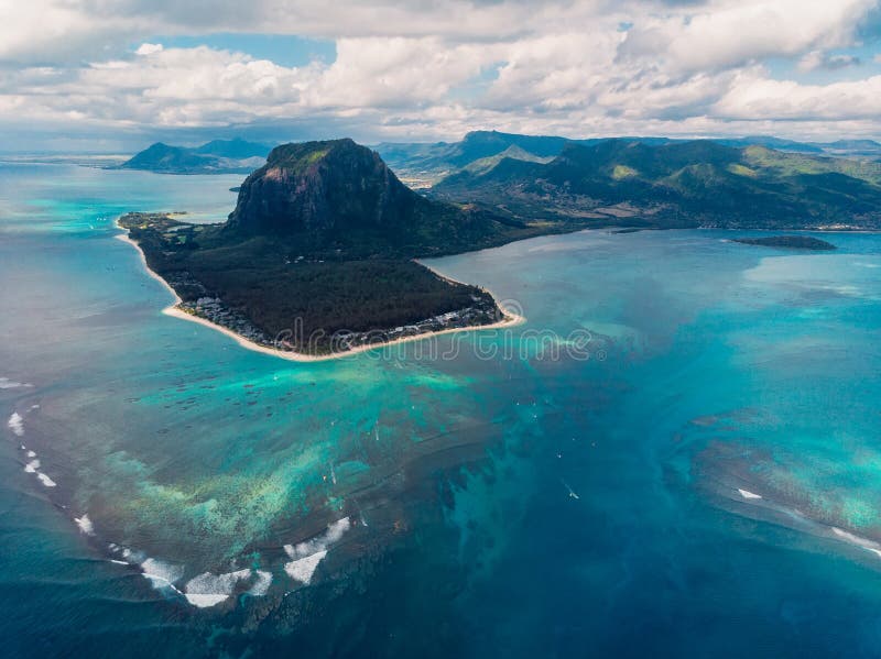 Wyspa tropikalna z górą Le Morne, niebieskim oceanem i plażą na Mauritiusie Widok z lotu ptaka