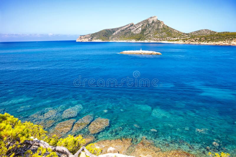 Wyspy sceneria, seascape Mallorca Hiszpania Idylliczna linia brzegowa Majorca, morze śródziemnomorskie na słonecznym dniu
