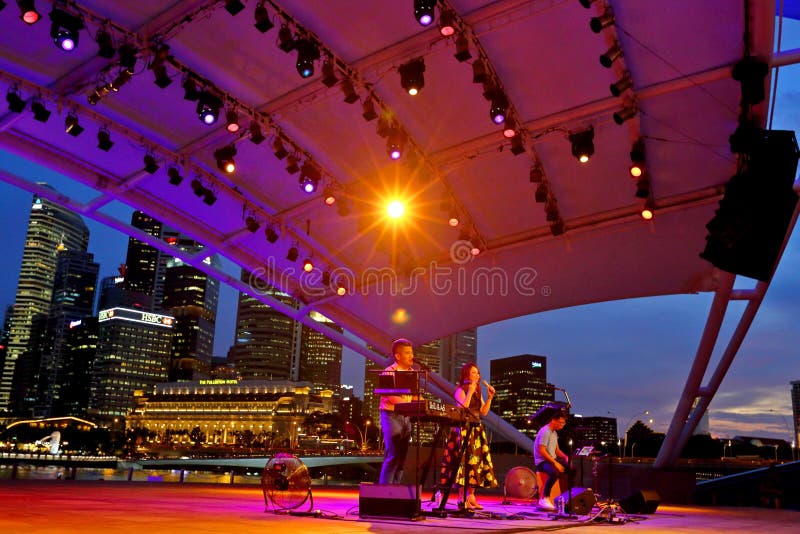 Występ przy esplanada Plenerowym teatrem Singapur obraz royalty free Występ przy esplanada Plenerowym teatrem Singapur obraz royalty free