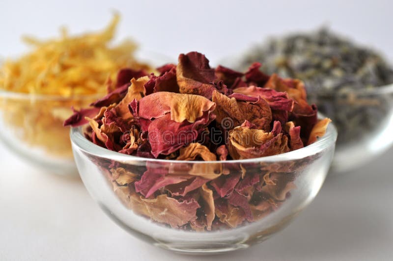 Wysuszeni nagietka calendula płatki z lawendą i wzrastali zdjęcie stock Wysuszeni nagietka calendula płatki z lawendą i wzrastali zdjęcie stock