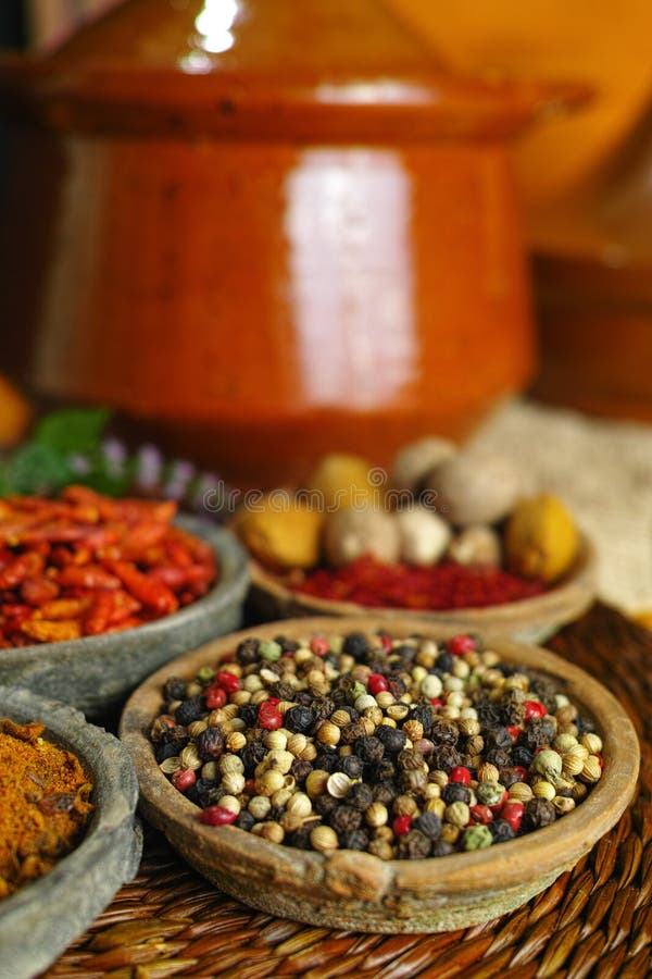 Wysuszona czerwień, gorący chili, czerń, biali pieprze w starych glinianych pucharach wewnątrz obrazy stock Wysuszona czerwień, gorący chili, czerń, biali pieprze w starych glinianych pucharach wewnątrz obrazy stock