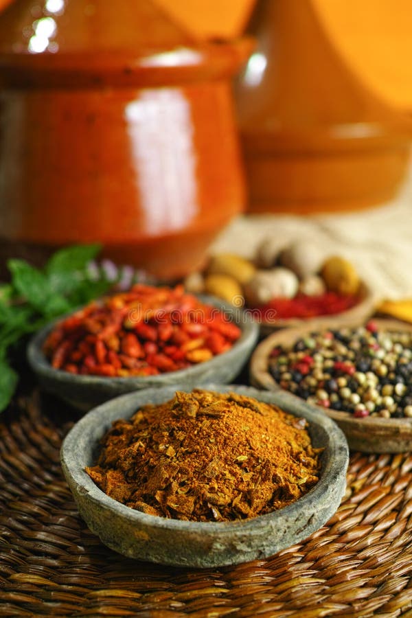 Wysuszona czerwień, gorący chili, czerń, biali pieprze w starych glinianych pucharach wewnątrz fotografia stock Wysuszona czerwień, gorący chili, czerń, biali pieprze w starych glinianych pucharach wewnątrz fotografia stock