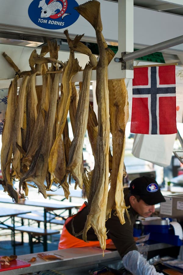 Wysuszona ryba przy kramem w Bergen Rybim rynku, Norwegia obrazy stock Wysuszona ryba przy kramem w Bergen Rybim rynku, Norwegia obrazy stock