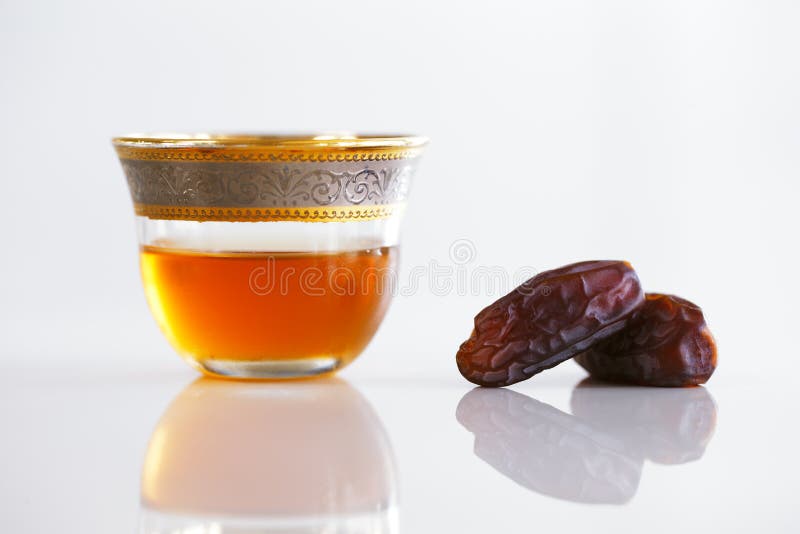 Wysuszone daty i Arabska herbata