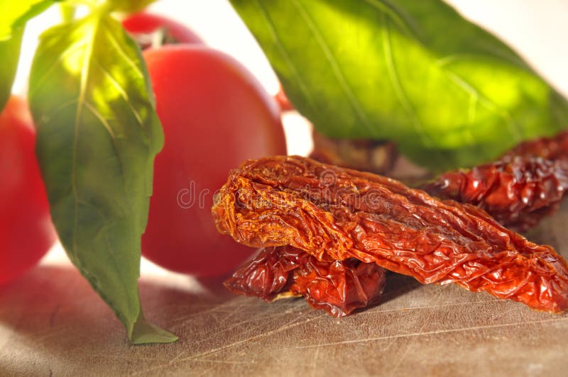 Suszone pomidory i świeże pomidory zdjęcia stock