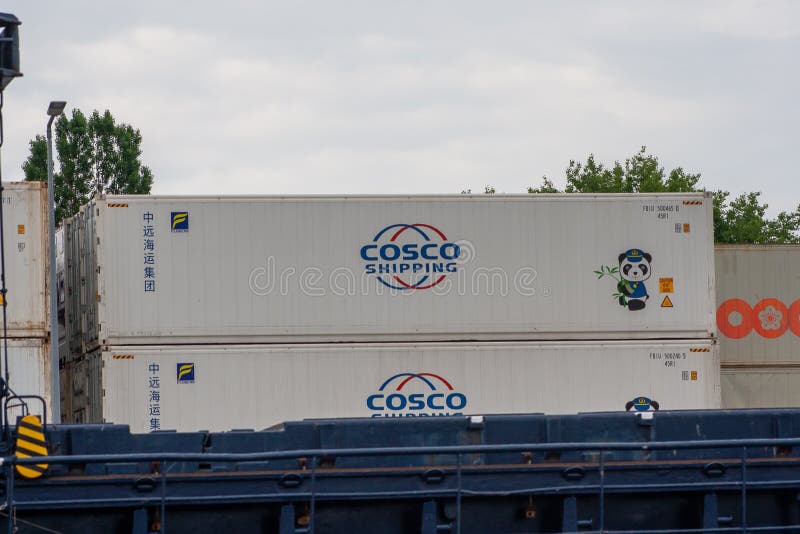 Gdańsk polski lipiec 18 2022 : wysyłka kontenerów — wysyłka cosco oczekuje na załadunek. transport międzynarodowy. pojęcie wywozu i przywozu według statków