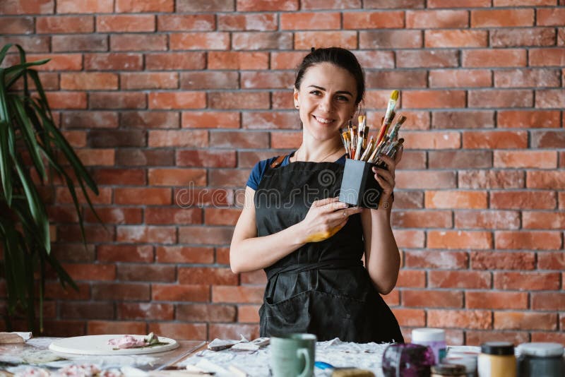 Wytłacza wzory sztuka talentu kobiety malarza miejsce pracy ono uśmiecha się fotografia stock Wytłacza wzory sztuka talentu kobiety malarza miejsce pracy ono uśmiecha się fotografia stock