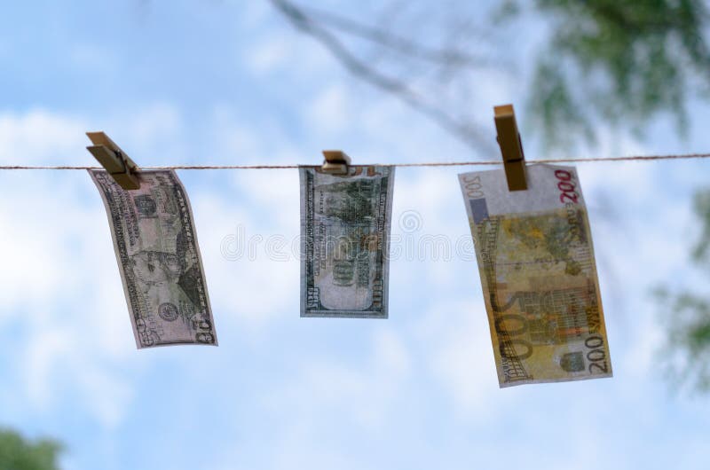 Wyznania dolary i euro na sznurze na czopach obraz stock Wyznania dolary i euro na sznurze na czopach obraz stock