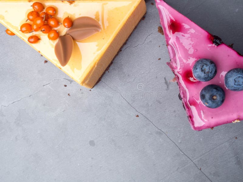Wyśmienicie deserowy tarta z świeżymi jagodami i batożącą śmietanką, słodki smakowity cheesecake, jagodowy kulebiak Francuska kuc zdjęcie stock Wyśmienicie deserowy tarta z świeżymi jagodami i batożącą śmietanką, słodki smakowity cheesecake, jagodowy kulebiak Francuska kuc zdjęcie stock