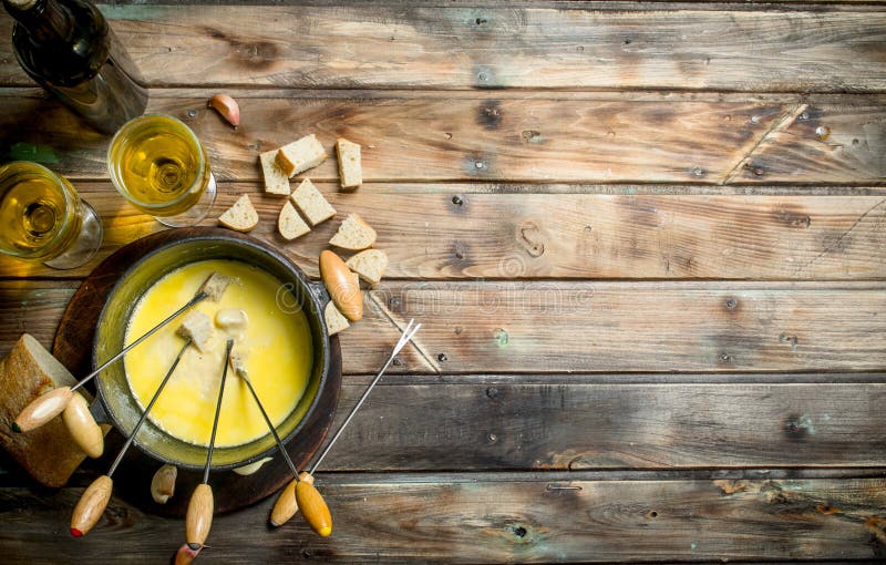 Wyśmienicie fondue ser z chlebów plasterkami i białym winem obraz stock Wyśmienicie fondue ser z chlebów plasterkami i białym winem obraz stock