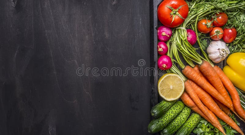 Wyśmienicie asortyment rolni świezi warzywa z świeżymi marchewkami z czereśniowymi pomidorami, czosnek, cytryny rzodkiew, pieprze