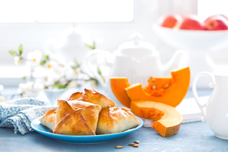 Wyśmienicie domowej roboty pieczenie Paszteciki z świeżą banią na białym tle obraz stock Wyśmienicie domowej roboty pieczenie Paszteciki z świeżą banią na białym tle obraz stock