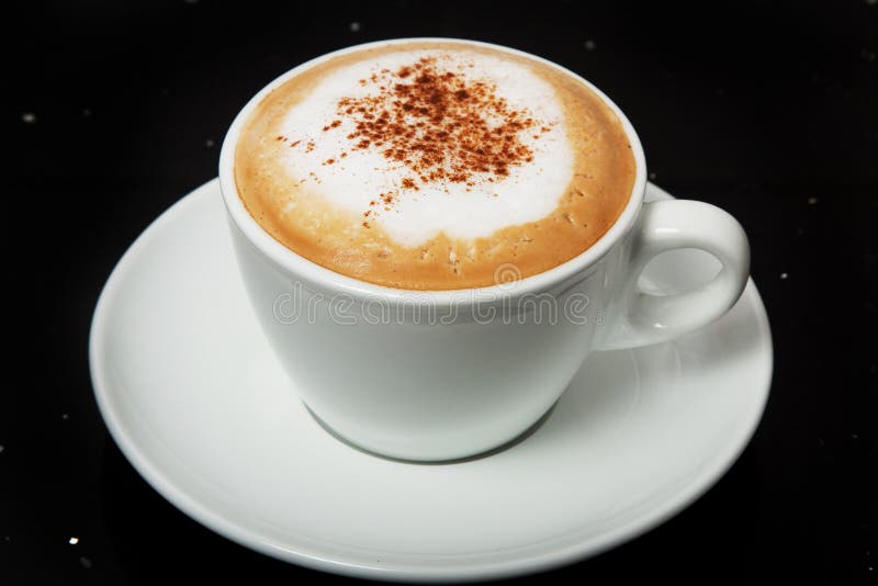 Wyśmienicie gorący Cappuccino z cynamonem w białej filiżance