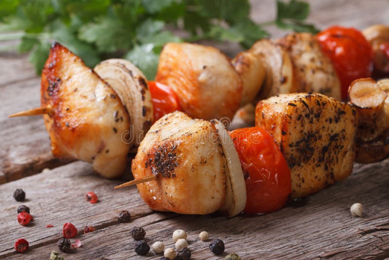 Wyśmienicie kurczaka grill na drewnianych skewers z warzywami obrazy stock