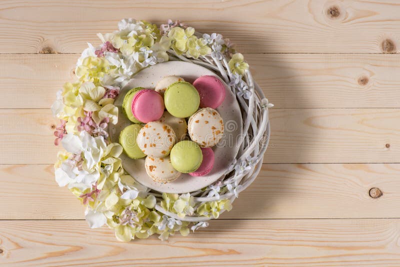 Wyśmienicie kwiaty i macarons obrazy stock