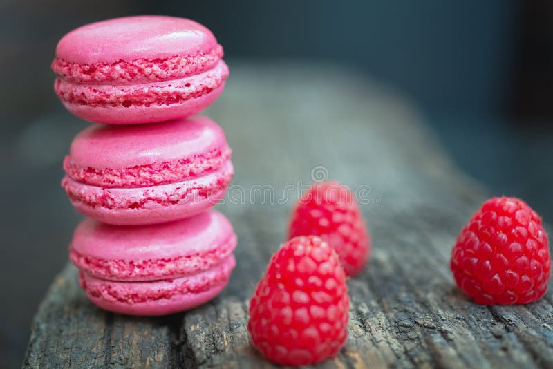 Wyśmienicie macarons malinka doprawiająca z świeżymi malinkami i zdjęcie stock