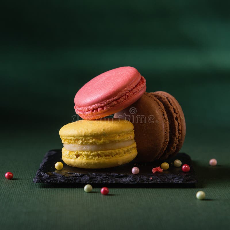 Wyśmienicie macarons na ciemnym tle obrazy royalty free