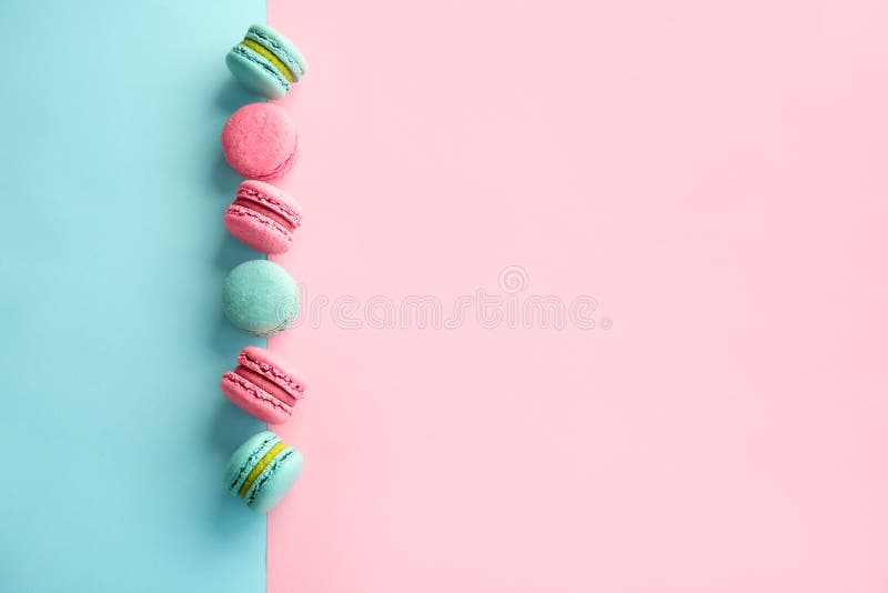 Wyśmienicie macarons na koloru tle obraz stock