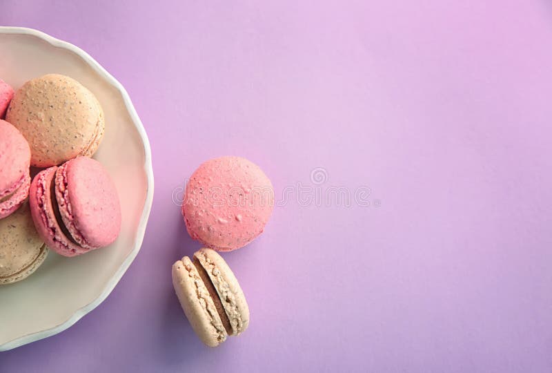 Wyśmienicie macarons na koloru tle obrazy royalty free
