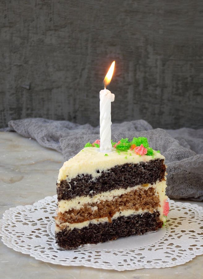 Wyśmienicie maczka tort z dokrętki ciastkiem i ser śmietanką na lekkim tle szczęśliwy urodziny kosmos kopii zdjęcia stock Wyśmienicie maczka tort z dokrętki ciastkiem i ser śmietanką na lekkim tle szczęśliwy urodziny kosmos kopii zdjęcia stock