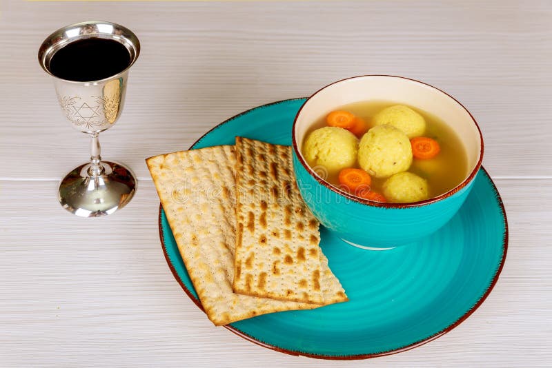 Wyśmienicie Matzoh balowa polewka z Pesach Passover symbolami obraz royalty free Wyśmienicie Matzoh balowa polewka z Pesach Passover symbolami obraz royalty free